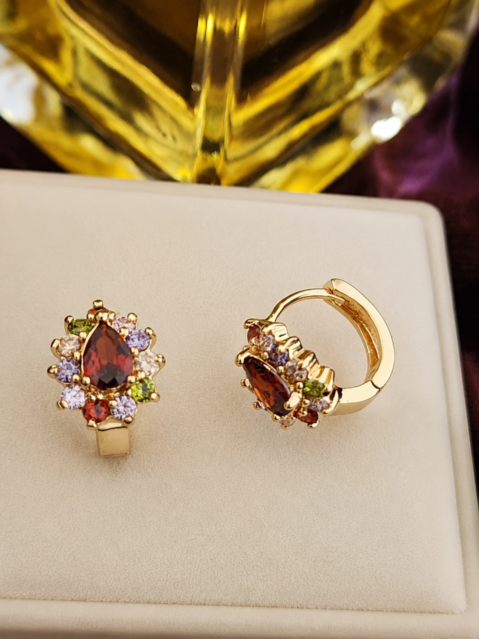 Pendientes aro pequeño, circonitas de colores , color oro 18k 